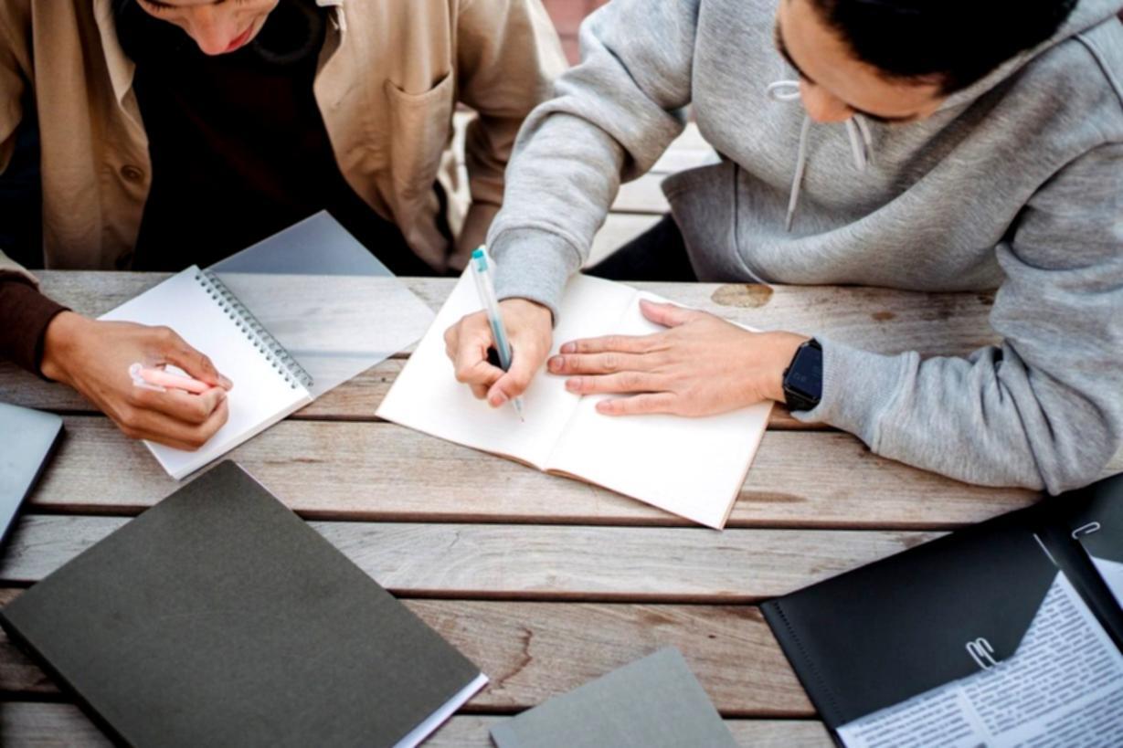 Internationale Lernende bei Online-Schulungen